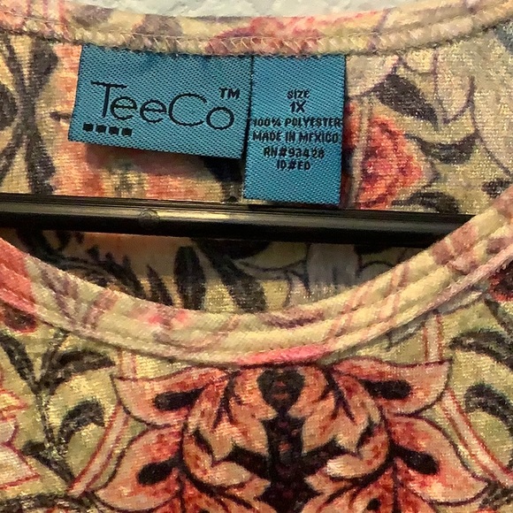 🌹 TeeCo Velvety Flowered Top 🌹 - Picture 2 of 8